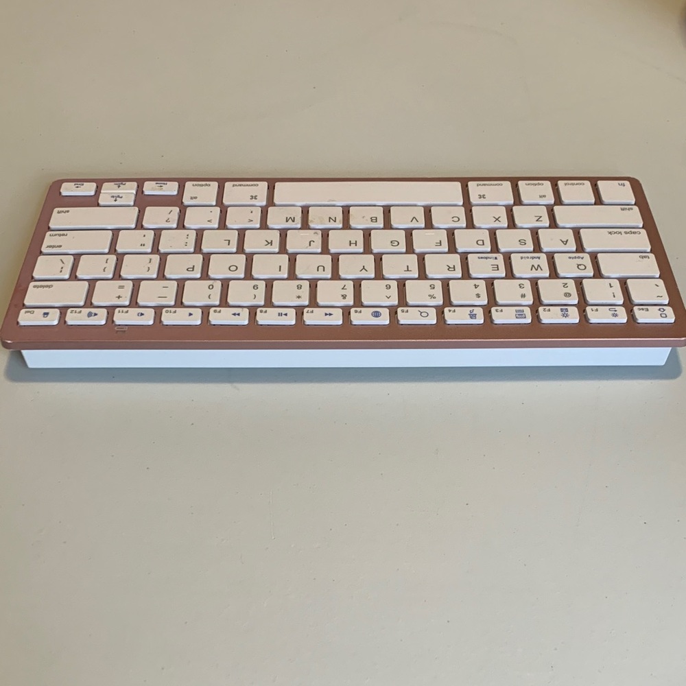 Wireless Gold Keyboard - Picture 4 of 9
